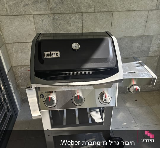 גריל גז עם שלושה כפתורים ומד חום